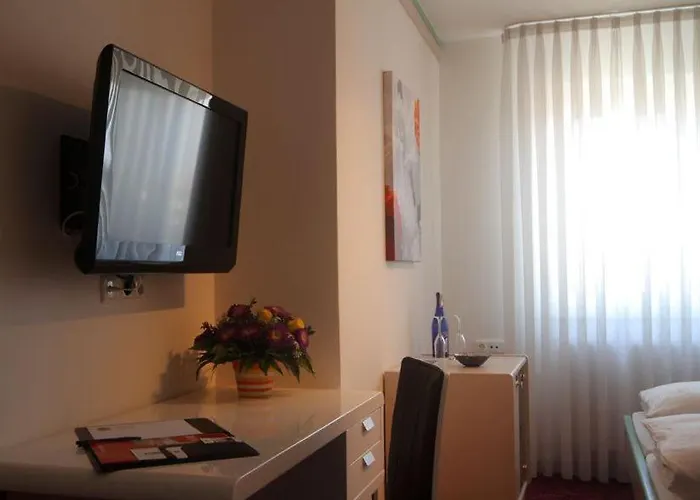 מלון Bavaria 3*